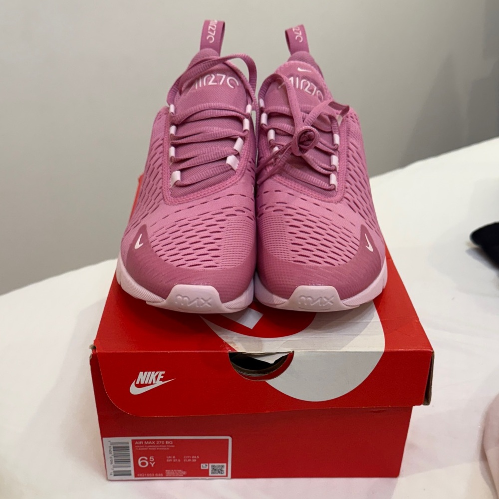 Nike Air Max 270 in Vibrant Pink